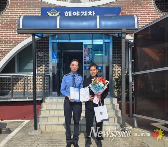 김천권 선장과 완도해경의 모습