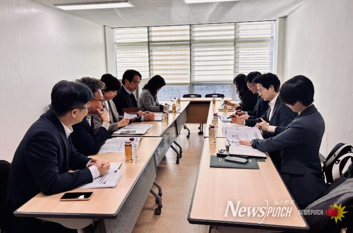 광주시교육청 ‘광주전남교육행정통합실무준비단’과 전라남도교육청 ‘전남광주교육행정통합추진단’은 5일 광주시교육청에서 첫 협의회를 개최하고 안정적 통합방안을 논의했다.