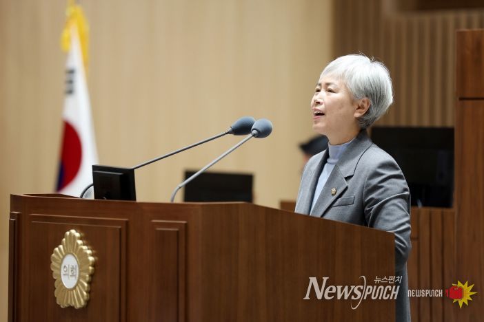 윤경선 수원특례시의회 의원이 제399회 임시회 제1차 본회의에서 5분 자유발언을 하고 있다