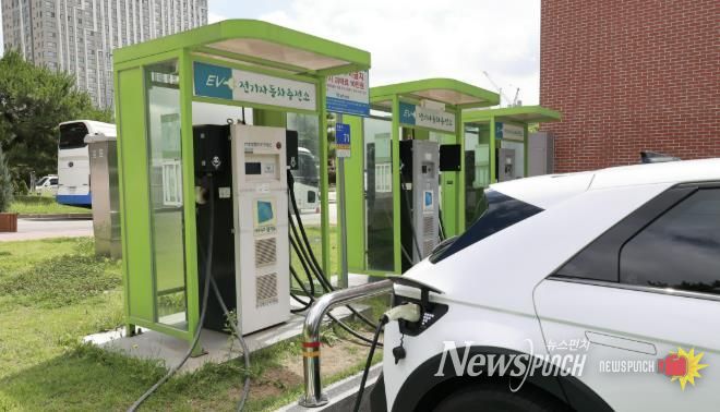 과천시청 전기차 충전구역에서 충전중인 차량 모습
