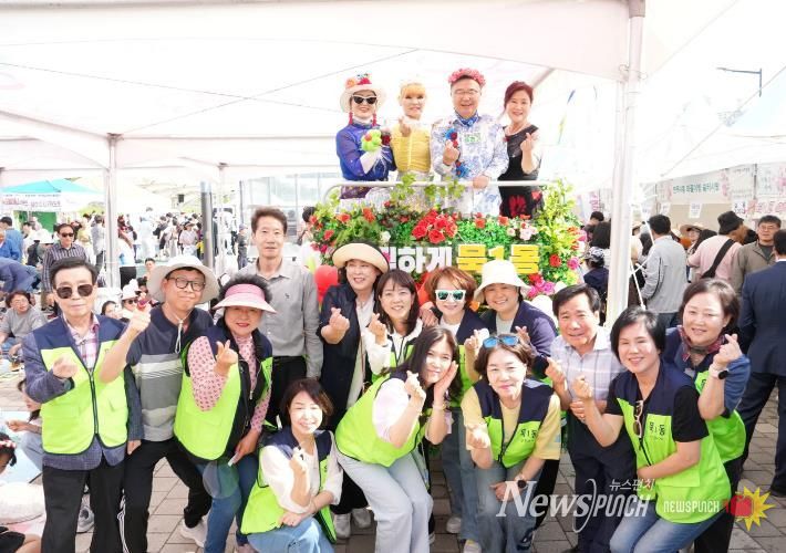 지난해 ‘장미 퍼레이드’에 참석한 구민들과 류경기 중랑구청장