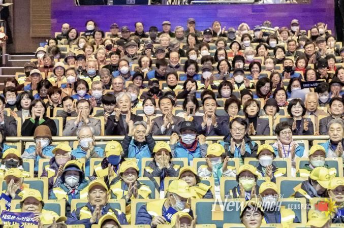 이재준 수원특례시장(사진 가운데), 이재식 수원특례시의회 의장, 발대식 참석자들이 함께하고 있다.