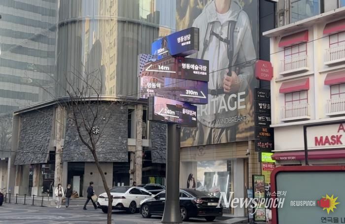 명동거리에 설치된 팔로잉 미디어와 미디어폴 모습