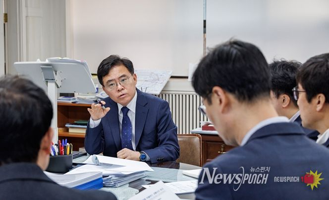 진교훈 서울 강서구청장(정면)이 11일 구청장실에서 ‘염창동 마을버스 교통사고 관련 대책회의’를 주재하고 있다.