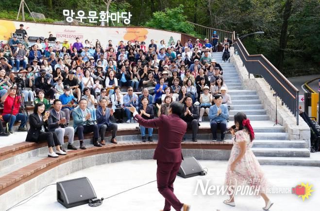 망우문화마당에서 열리는 공연 현장 모습