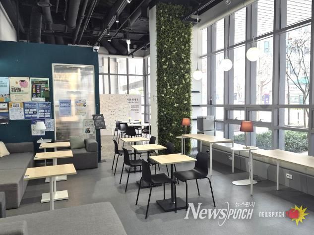 데스커 가산점이 500만 원 상당의 가구를 후원했다