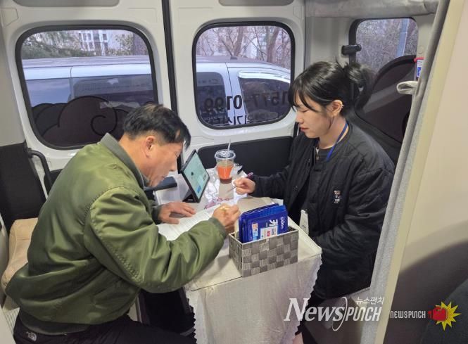 울산동부도서관 직원들이 12일 도서관 주차장에서 '마음 안심 버스' 정신건강 상담을 받고있다