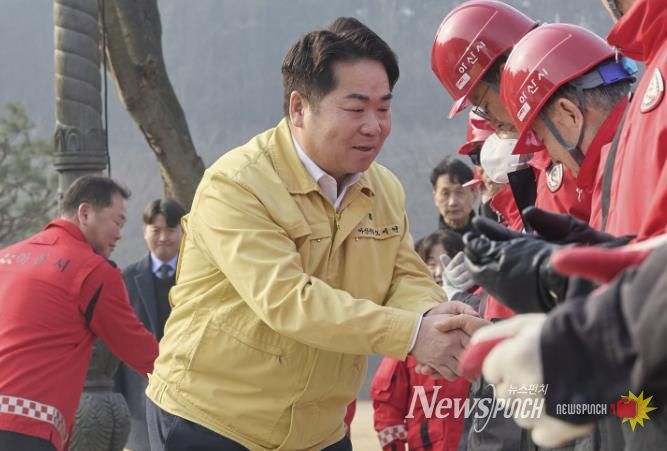 시장 현장 방문으로 산불감시원 등 격려 모습