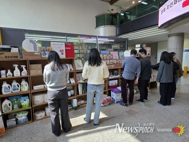 아산시청 1층 로비 충남 중증장애인생사품 전시·홍보 사진