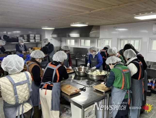 따뜻한 한 끼를 위해 음식을 조리하는 밥차 모습