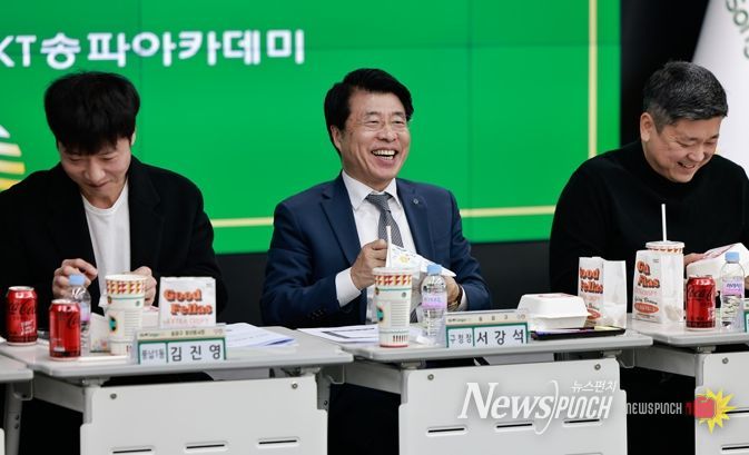 서강석 송파구청장, 청년봉사회와 ‘햄버거 오찬’…“청년층 현장 목소리 경청”