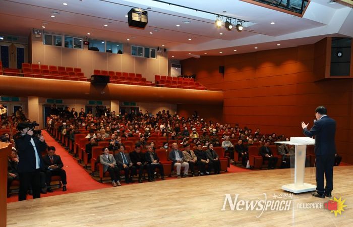 13일 서라벌문화회관에서 열린 ‘SMR 1호기 경주 유치 시민설명회’에서 주낙영 경주시장이 시민들을 대상으로 SMR 1호기 유치 필요성과 경주의 미래 산업 전략에 대해 설명하고 있다.