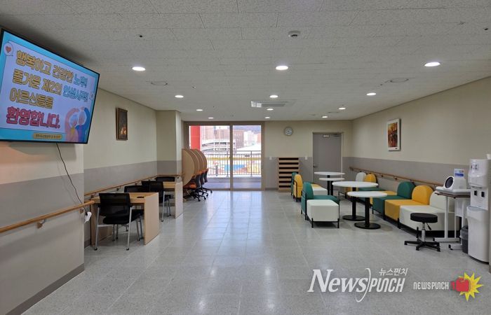 경주시노인종합복지관 황성분관 내부 모습. 어르신들이 자유롭게 이용할 수 있는 휴게공간과 정보검색 공간 등이 마련돼 있다
