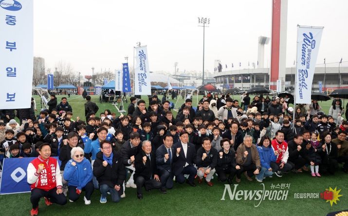 이재식 수원특례시의회 의장이 「제2회 중부일보배 전국 유소년 축구 페스티벌」에 참석해 선수들과 기념촬영을 하고 있다.