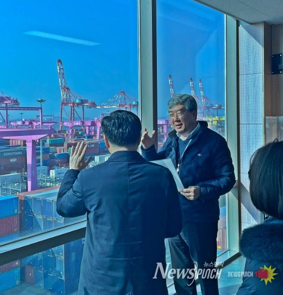 - 인천항만공사 이경규 사장이 선광신컨테이너터미널(주) 정국위 대표이사에게 중동사태 이후 컨테이너 터미널 야드 장치율 현황 등을 듣고 있다.