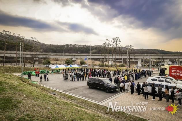 용인미르스타디움에서 열린 처인구 나무 나누어주기 행사 모습