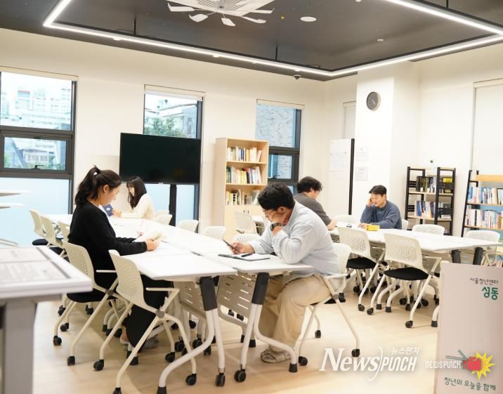 ‘성동구 청년지원센터’를 이용하고 있는 청년들의 모습