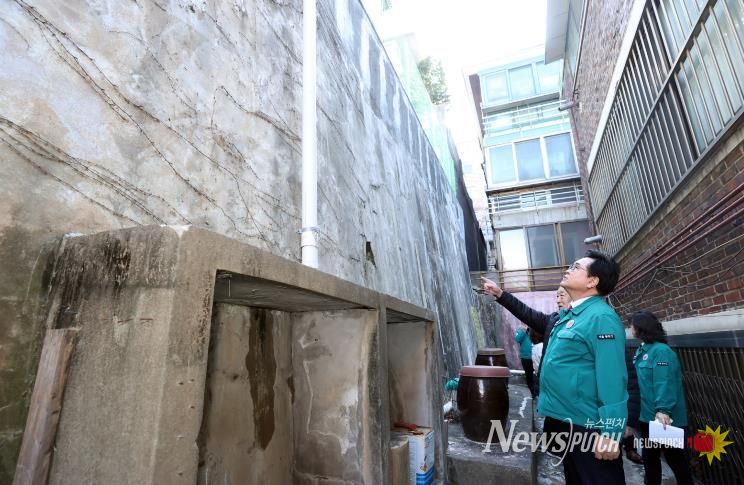 박일하 동작구청장이 13일, 동작구 사당동 한 주택가에서 해빙기를 맞아 노후 옹벽·석축 등 안전사고 예방을 위한 현장 점검을 하고 있다