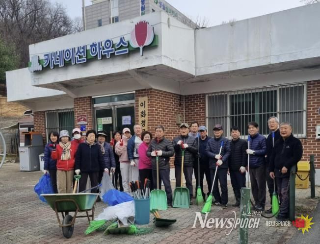 수원시 장안구 이목동, 주민 참여 '봄맞이 마을 대청소' 실시