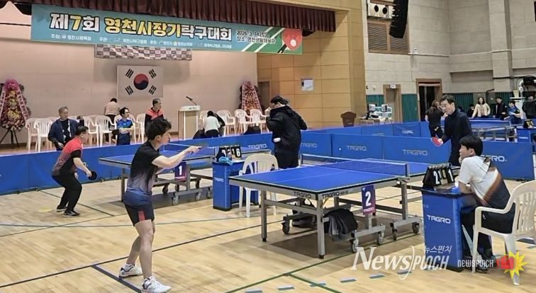 생활체육관에서 진행된 제7회 영천시장기 탁구대회에서 탁구 동호인들의 열띤 경기가 펼쳐지고 있다.
