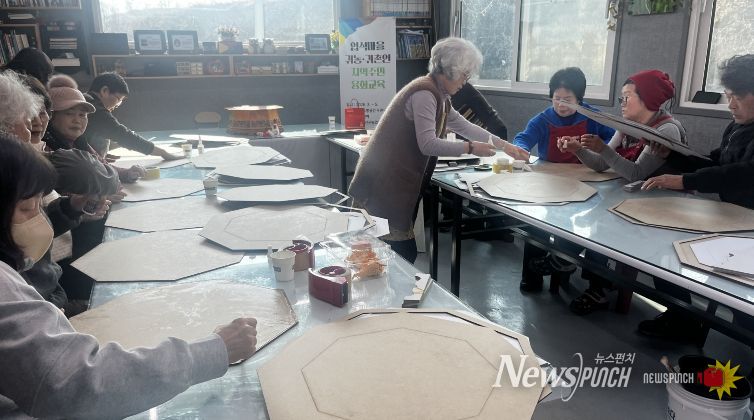 귀농귀촌인과 지역주민이 연풍면 입석마을에서 옻칠한지로 찻상 만들기를 진행하고 있다.