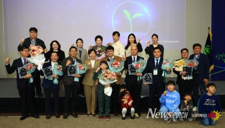 백문기 합천생약가공 영농조합법인 대표, 신지식농업인 장 수상-첫째줄 맨왼쪽