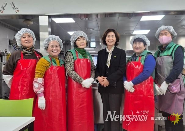 새마을지도자경산시부녀회, 사회복지관 배식 봉사 펼쳐따뜻한 한 끼, 마음의 온기 나누는 배식 봉사