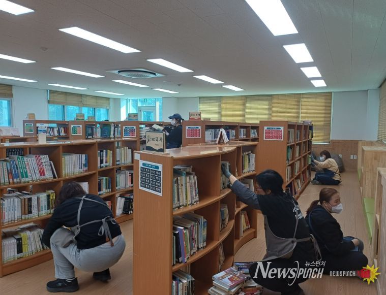 서산교육지원청, 부석중 도서실 정리 지원