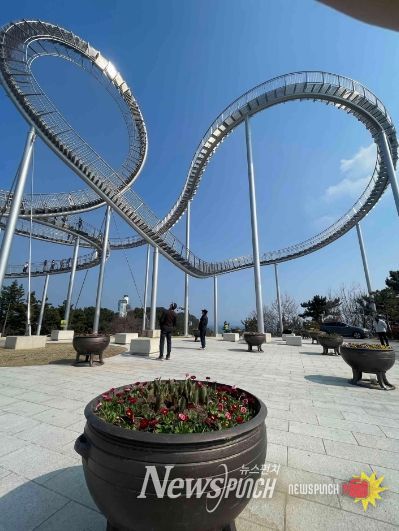 지난 주 포항시가 스페이스워크 일원에 봄맞이 다양한 봄꽃을 식재하고 있다.