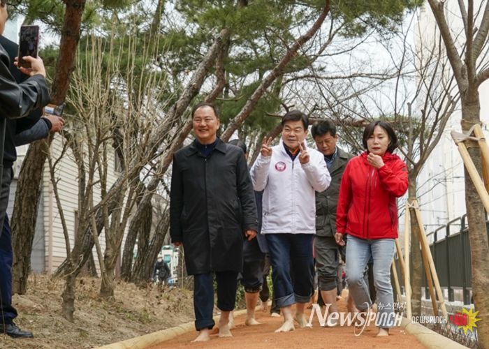 동대문구, 정릉천에 황톳길 열었다…맨발로 걷고 물소리로 쉬고