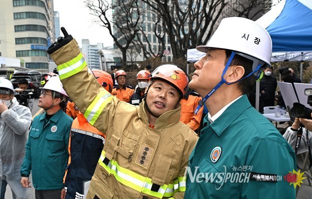 오세훈 서울시장이 16일(월) 중구 소공동 소재 복합건축물 화재 현장을 찾아 피해 상황을 살피고 있다.