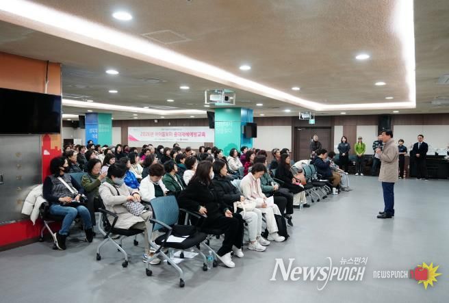 이승로 성북구청장이 아이돌보미 집담회에서 인사말을 하고 있다