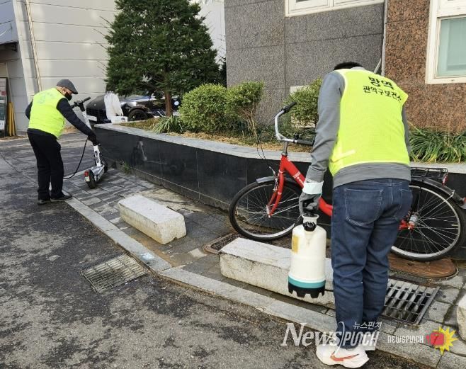 지난해 관악구 모기 방역기동반 활동 모습