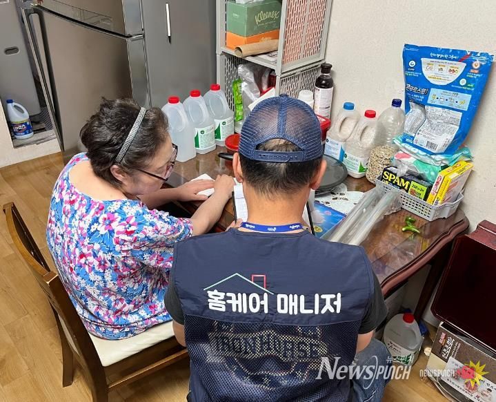홈케어 매니저가 지원대상 가정을 방문해 간편 집수리와 상담을 진행 중인 모습