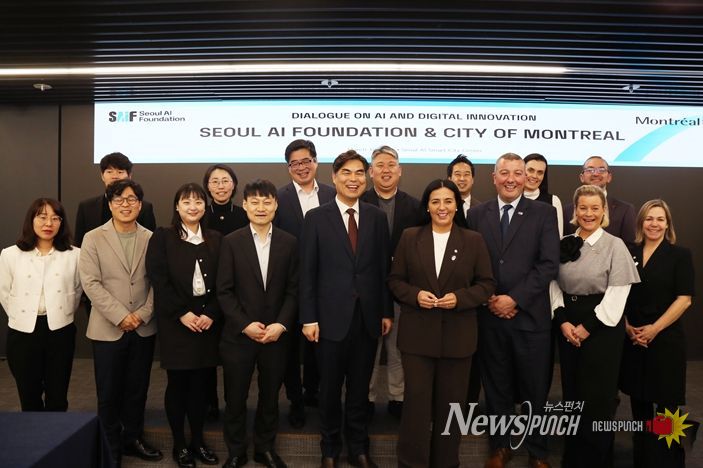 서울AI재단 김만기 이사장(왼쪽에서 다섯 번째)과 캐나다 몬트리올 시장(소라야 마르티네즈 페라다)을 비롯한 양측 관계자들이 간담회 후 기념사진을 찍고 있다.