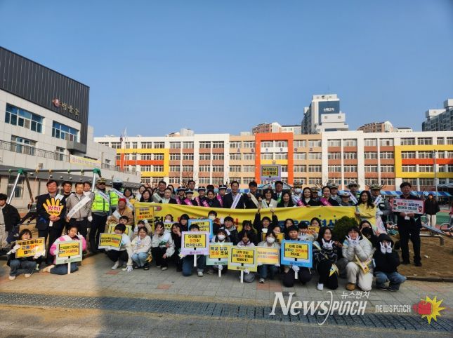 경북교육청, 등굣길 어린이 교통안전 합동 캠페인 실시(어린이 보호구역 교통안전 의식 확산...관계 기관과 안전한 통학환경 조성)