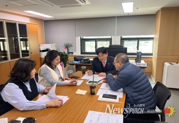 22기 정책위원회 간담회를 진행하고 있는 김용일 정책위원장