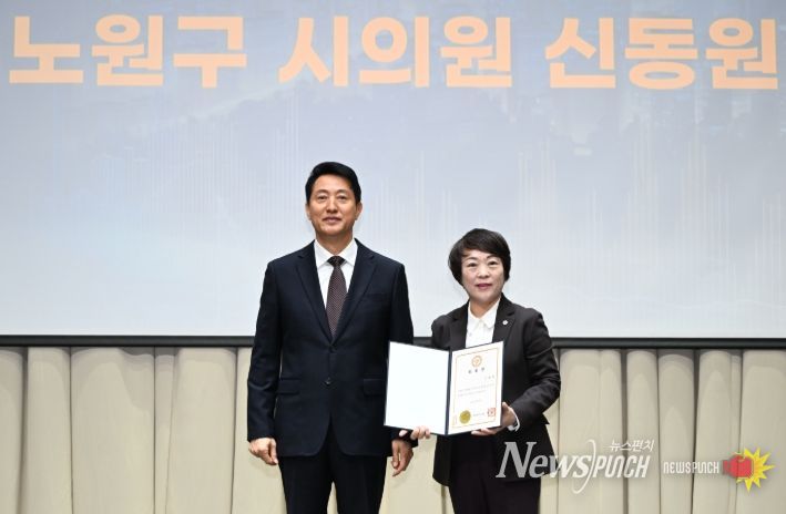 신동원 의원이 정책협의회 위원 위촉 후 오세훈 시장과 기념사진을 찍고 있다.