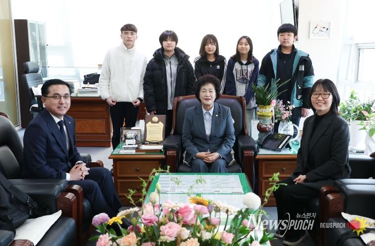 동구 청소년참여위원회 위원들이 동구의회를 방문한 모습