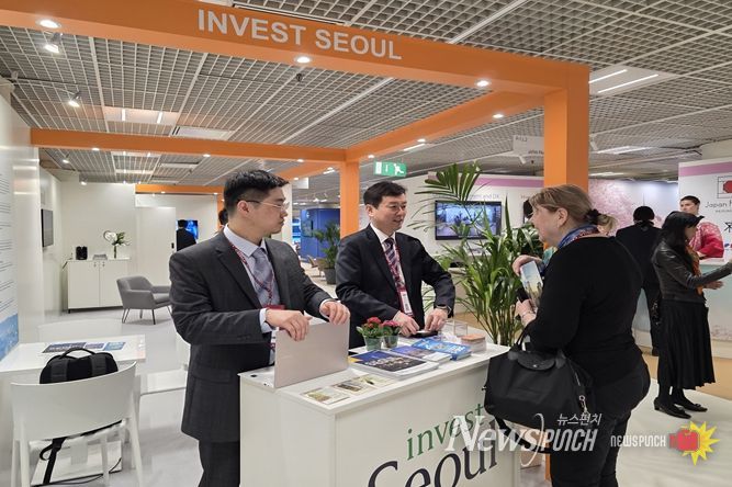 서울 홍보관을 찾은 투자자 대상 설명