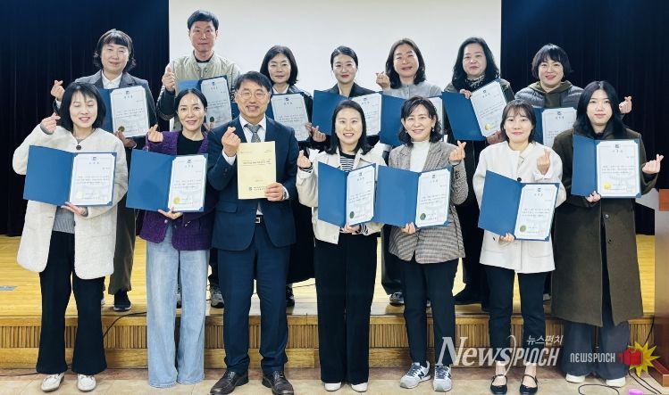 광주시교육청 인성생활교육과 구영철 과장이 17일 구)광주교육연구정보원 소강당에서 ‘위기교실케어샘 역량강화 연수’를 진행하고 위촉 대상자와 함께 기념사진을 촬영하고 있다.