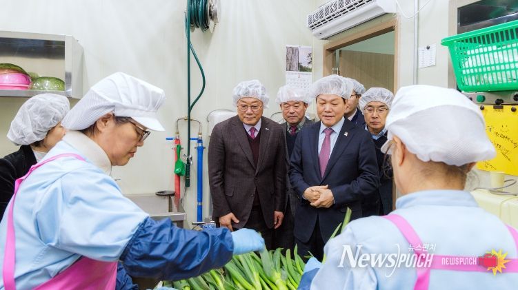 도지사와 합천군수가 대양면 농산물가공센터를 방문해 현장 점검 중이다