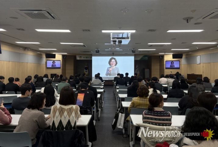 대구 수성구(구청장 김대권)는 생성형 인공지능(AI) 시대 대응력 강화를 위해 전 직원 대상 ‘스마트폰 활용 AI 실습 교육’을 진행했다.