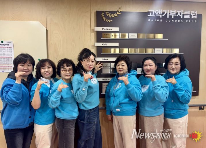 대구영웅사랑봉사회 회원들이 지난 13일 함장종합사회복지관에서 열린 후원금 전달식 및 명예의 전당 등재 기념 촬영을 하고 있다.