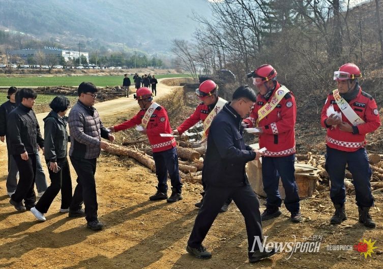 산림재난대응단이 식목일 나무심기 행사장에서 산불 예방 홍보활동을 하고 있다.