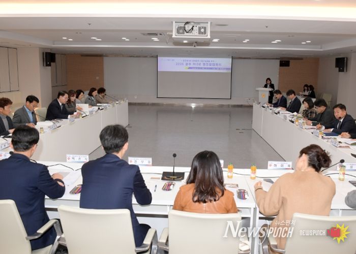 김영문 광주광역시 문화경제부시장이 19일 오후 시청 중회의실에서 열린 2026 광주RISE 행정협업회의에 참석해 지역혁신중심 대학지원체계(RISE) 사업과 연계한 협력사업 발굴·행정협업 강화 방안을 모색하고 있다. /광주광역시 제공