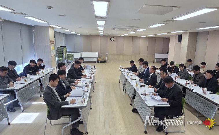 화성특례시 관계자와 화성도시공사 관계자들이 19일 유앤아이센터에서 소통상생협의회를 진행하고 있다