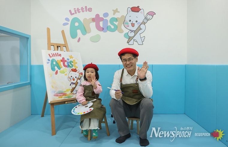 ‘서울형 키즈카페 목3동점’에서 어린이와 미술놀이 체험을 하고 있는 이기재 양천구청장