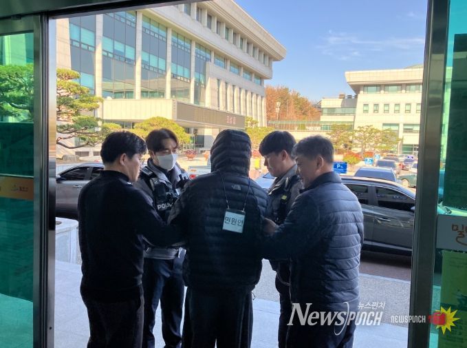 밀양시가 20일 시청 민원실에서 밀양경찰서 중앙지구대와 함께 비상상황 대비 모의훈련을 실시하고 있다.