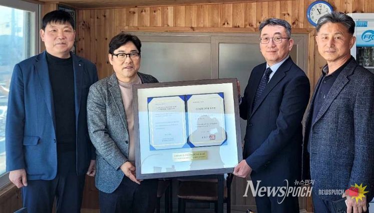 강원특별자치도 손형욱 토지과장이 전철수 고성군부군수에게 국가등록문화유산 등록증을 전달하는 모습